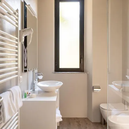Charming Moment Di Villa Porta - Residenza Ortensia Luino Exterior photo
